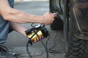 How to use a tire inflator?